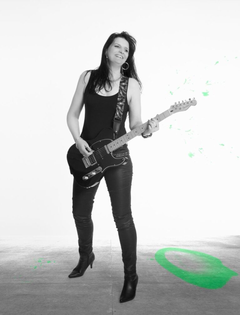 Ina Kraschewski lachend mit einer Gitarre